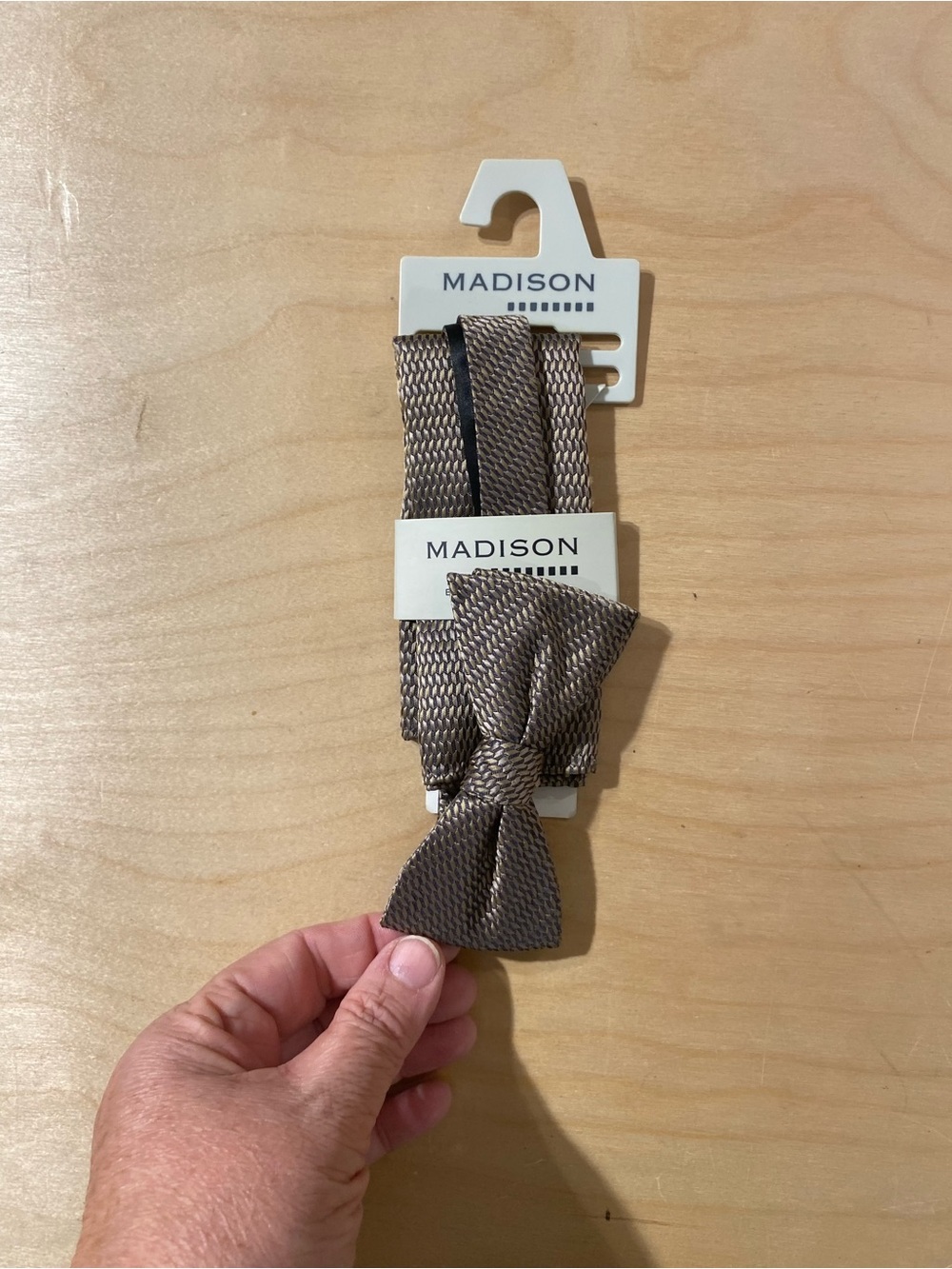 Madison Mens Brown Textured Bow Tie and Pocket Square (U)